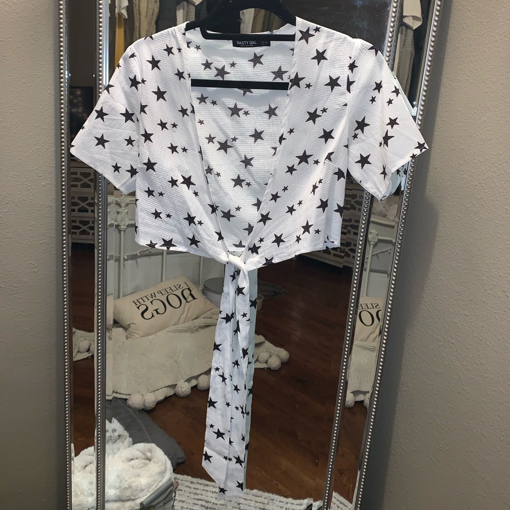 Short sleeve star cropped top with front tie